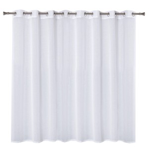 Biała, lekko przezroczysta zasłona z przelotkami ułatwiającymi zawieszenie.