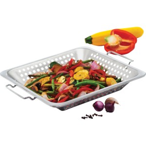 Wok Broil King z otworami, wypełniony warzywami, naczynie do pysznych dań z grilla.