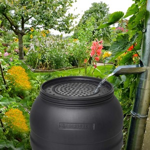 Czarny naziemny zbiornik na deszczówkę t.b.t. do zbierania wody deszczowej w ogrodzie z opadającą wodą.