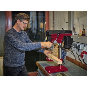 Wiertarka kolumnowa Einhell TC-BD 500 wierci w drewnie. Wiertarka stołowa z ogranicznikiem głębokości.