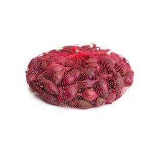 Siatka czerwonej cebuli, idealna do sadzenia w warzywniaku.