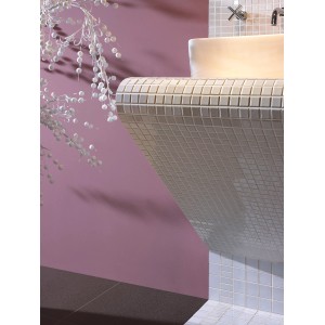 Umywalka wyłożona jasnymi płytkami mozaikowymi t.b.t.