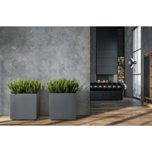 Dwie antracytowe, kwadratowe donice Orbis Karo Eco z recyklingowanego plastiku z roślinami.