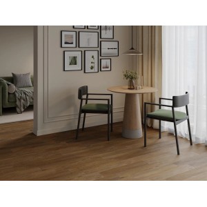 Ułożone panele winylowe t.b.t. w wyglądzie drewna w salonie ze stołem i krzesłami.