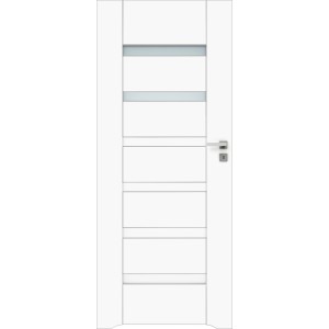 Białe drzwi wewnętrzne t.b.t. z wstawkami szklanymi i srebrną klamką.