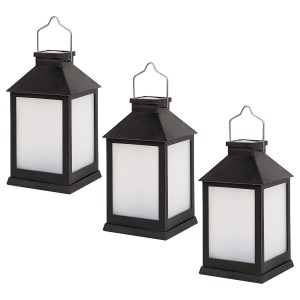 Trzy czarne latarnie solarne do ogrodu.