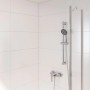 Bateria prysznicowa Grohe QuickFix Start do montażu ściennego, chromowana, w strefie prysznica.