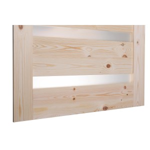 Jasne drewniane drzwi wewnętrzne t.b.t. z poziomymi listwami.