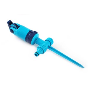 Niebieski zraszacz trawnikowy z kolcem do nawadniania ogrodu.