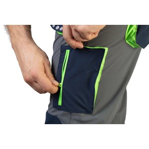 Zbliżenie: Szare spodnie robocze z kieszenią na zamek i zielonymi akcentami.