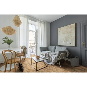 Salon z podłogą PCV t.b.t. imitującą drewno, ułożoną we wzór jodełki.