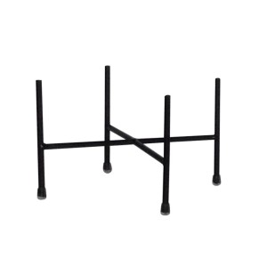 Czarny metalowy stojak na kwiaty t.b.t. do użytku wewnętrznego.