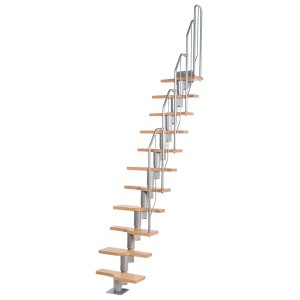 Schody wewnętrzne t.b.t. ze stopniami drewnianymi i metalową barierką.