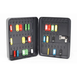 Otwarta szafka na klucze z kolorowymi breloczkami, Kategoria: Sejfy.