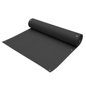 Szara mata ogrodzeniowa t.b.t. zwinięta w rolkę z oczkami do mocowania.