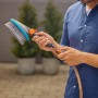 Szczotka ręczna Gardena Cleansystem Soft M z przyłączem węża w akcji.