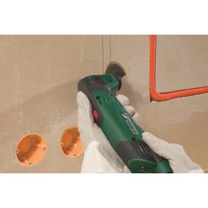 Tarcza segmentowa LUX HM 85 mm używana w narzędziu wielofunkcyjnym do szlifowania pozostałości na ścianie.