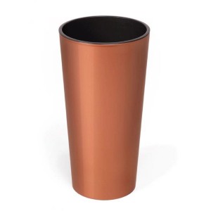 Doniczka t.b.t. o wyglądzie miedzi do użytku wewnętrznego.