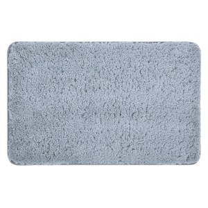 Prostokątny, jasnoniebieski dywanik łazienkowy z puszystą powierzchnią.