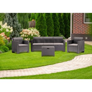 Szary zestaw mebli ogrodowych z sofą, fotelami i stołem na trawniku.