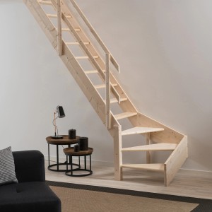Jasne drewniane schody (t.b.t.) do wnętrz.