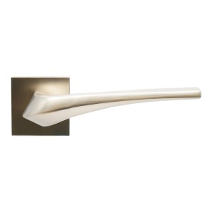 Nowoczesny zestaw klamek do drzwi w kolorze brązu z kwadratową rozetą do drzwi wewnętrznych.