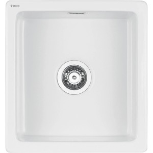 Kwadratowy, biały zlew ceramiczny z armaturą odpływową.