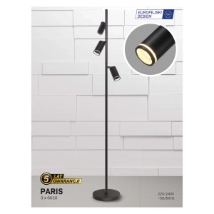 Czarna lampa podłogowa z trzema reflektorami do oświetlenia salonu.