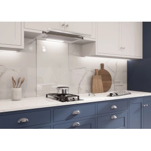 Nowoczesna kuchnia z panelem kuchennym t.b.t., okapem i niebieskimi szafkami.