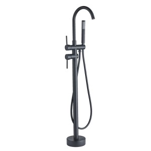 Wolnostojąca, czarna bateria wannowa z słuchawką prysznicową.