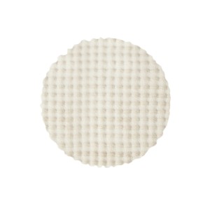 Okrągły, beżowy dywan z długim włosiem o strukturze wafla.