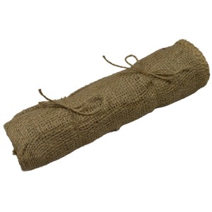 Rolka tkaniny jutowej, związana sznurkiem, do prac ogrodniczych i innych zastosowań.