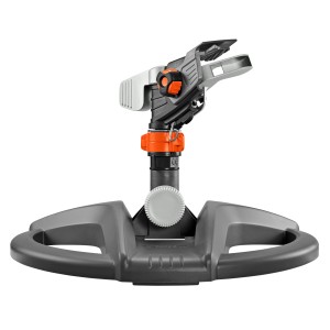 Zraszacz Gardena Premium na sankach do precyzyjnego nawadniania trawnika.