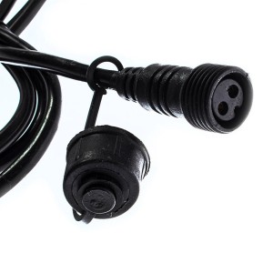 Czarny kabel z wtyczką do zewnętrznych lamp dekoracyjnych.