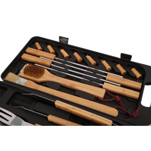 Zestaw akcesoriów do grilla w czarnej walizce: szczotka, szpikulce, szczypce i inne.