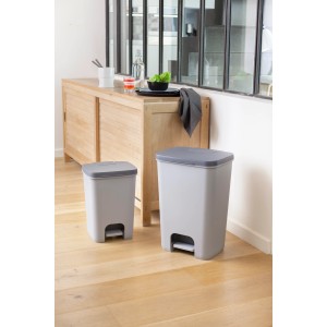 Dwa szare kosze na śmieci z pedałem t.b.t. do kuchni lub łazienki.