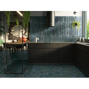 Niebiesko-zielone płytki ścienne t.b.t. w nowoczesnej kuchni z ciemnymi meblami i sześciokątnymi płytkami podłogowymi.