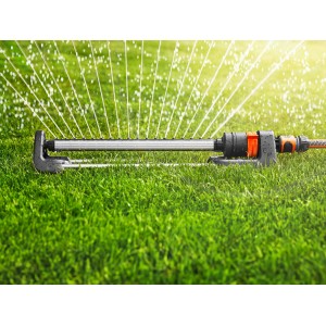 Zraszacz wahadłowy Gardena Aqua L nawadnia trawnik.
