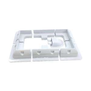 Biały zestaw montażowy t.b.t. do systemów fotowoltaicznych.