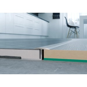 Zbliżenie listwy przejściowej t.b.t. między dwiema podłogami.