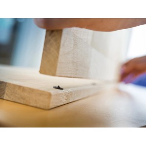 LUX Dübelfix Classic 6 mm w użyciu do obróbki drewna. Pomocnik do kołków dla precyzyjnych połączeń.