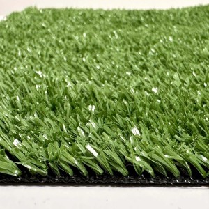 Zbliżenie na zielony sztuczny trawnik. Idealny do ogrodu i na balkon.