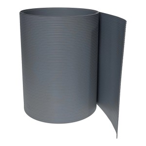 Szara mata osłonowa na ogrodzenie, zwinięta.