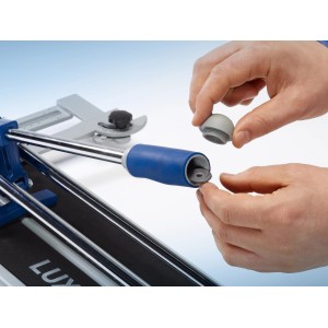 Przecinarka do płytek LUX FSM-600 Comfort z ręką zmieniającą kółko tnące.