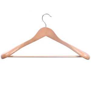 Drewniany wieszak na ubrania z szerokimi ramionami do ubrań zachowujących kształt.