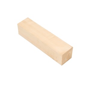 Drewno heblowane, jasne drewno świerkowe, kantówka do projektów budowlanych.