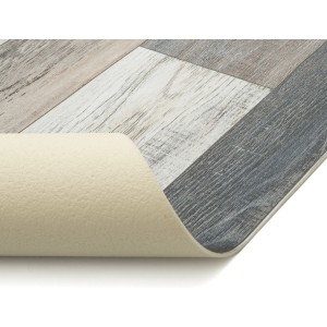 t.b.t. Wykładzina PCV imitująca drewno z beżowym podkładem.