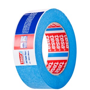 Niebieska papierowa taśma klejąca Tesa UV, 50 m x 38 mm, do prac malarskich.