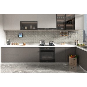 Ściana nad blatem kuchennym z mozaiką t.b.t. w kolorze szarym i białym.