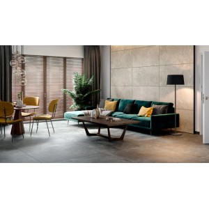 Szare płytki podłogowe t.b.t. w salonie z sofą i stołem.